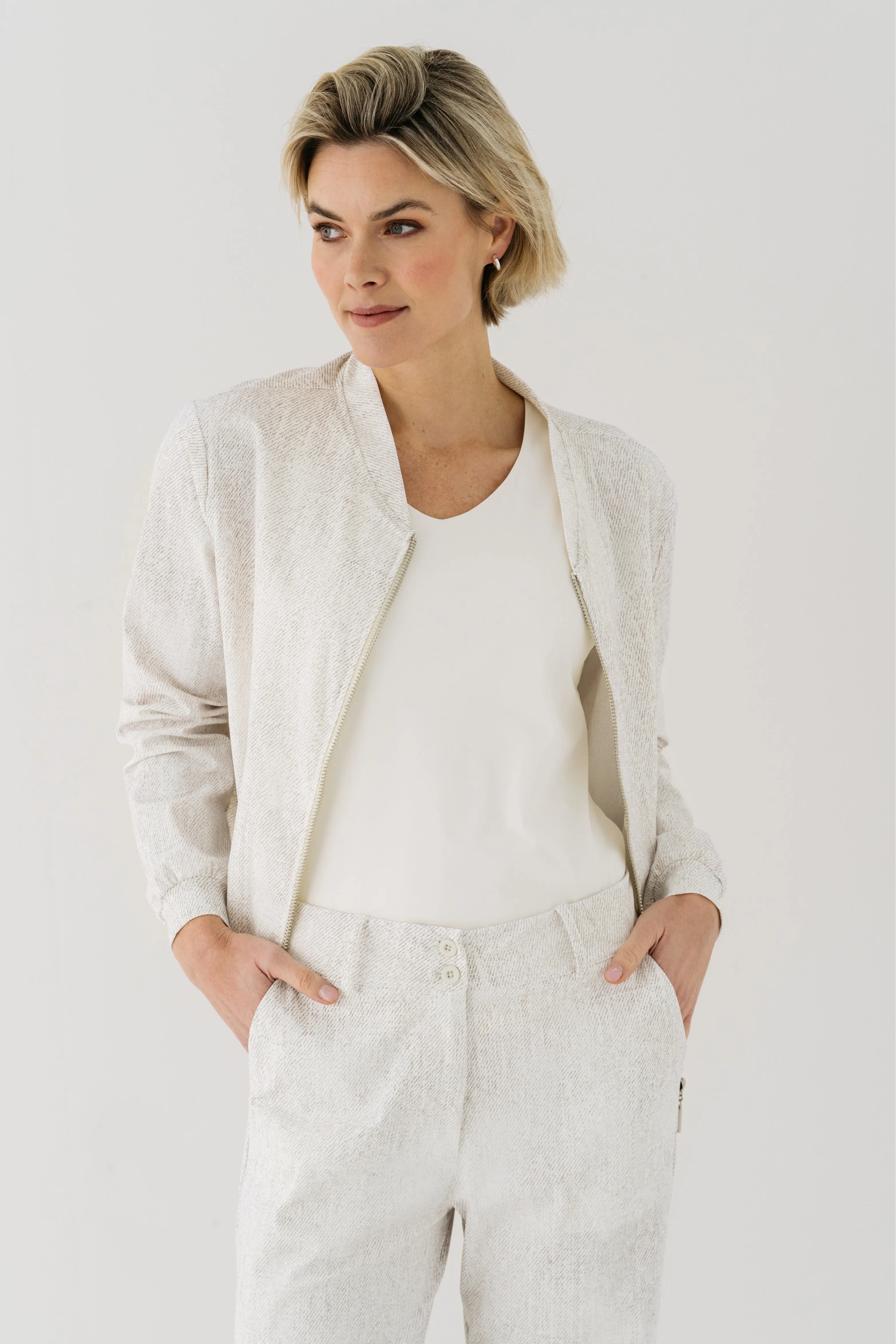 Travel Jacket Bomba Taupe Jeans